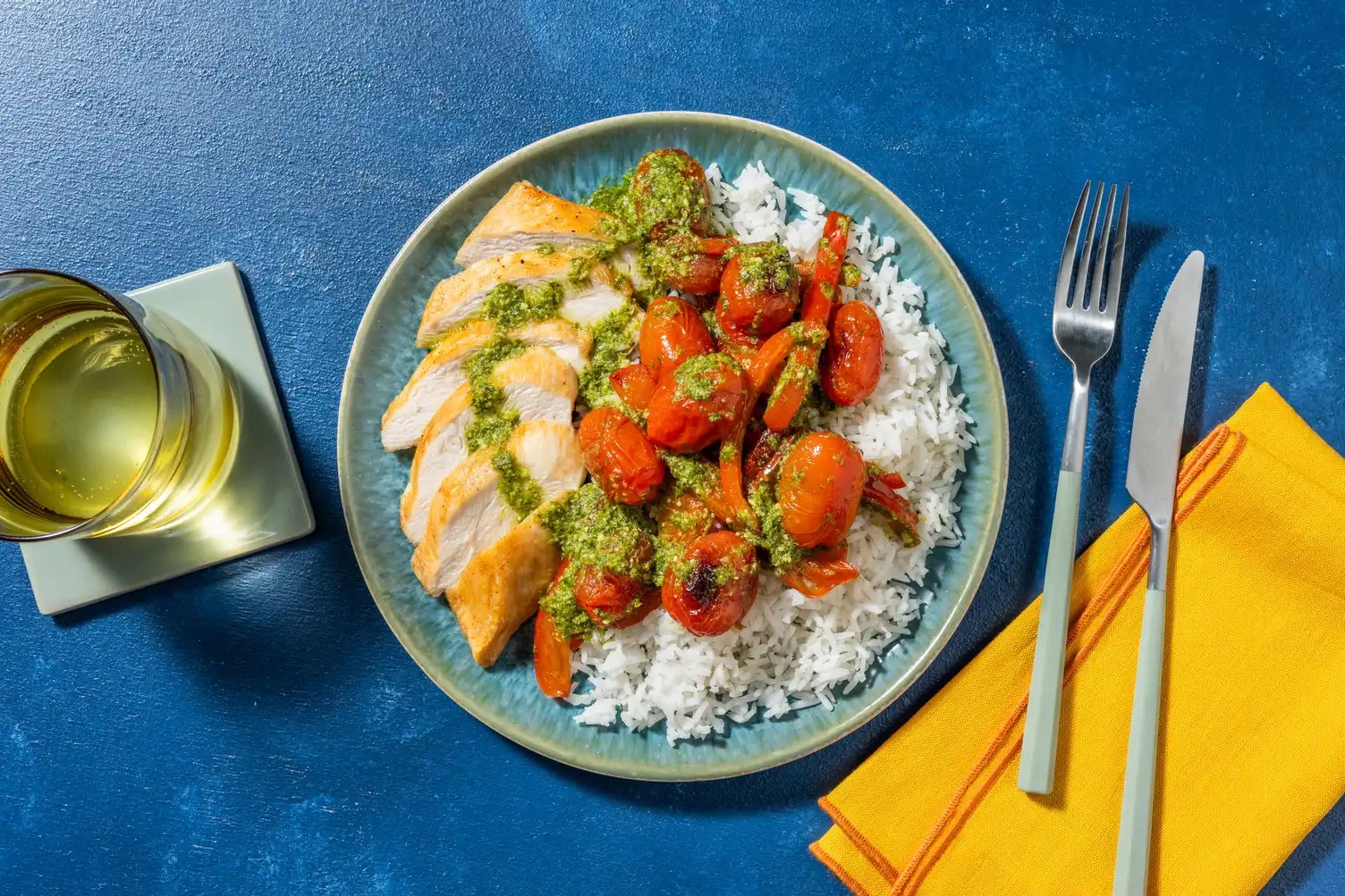 Pui cu pesto la cuptor și orez cu usturoi